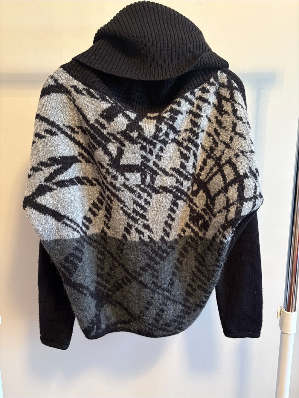 🇮🇹 Sarah Pacini Black and Gray Patterned Cowl Neck Sweater